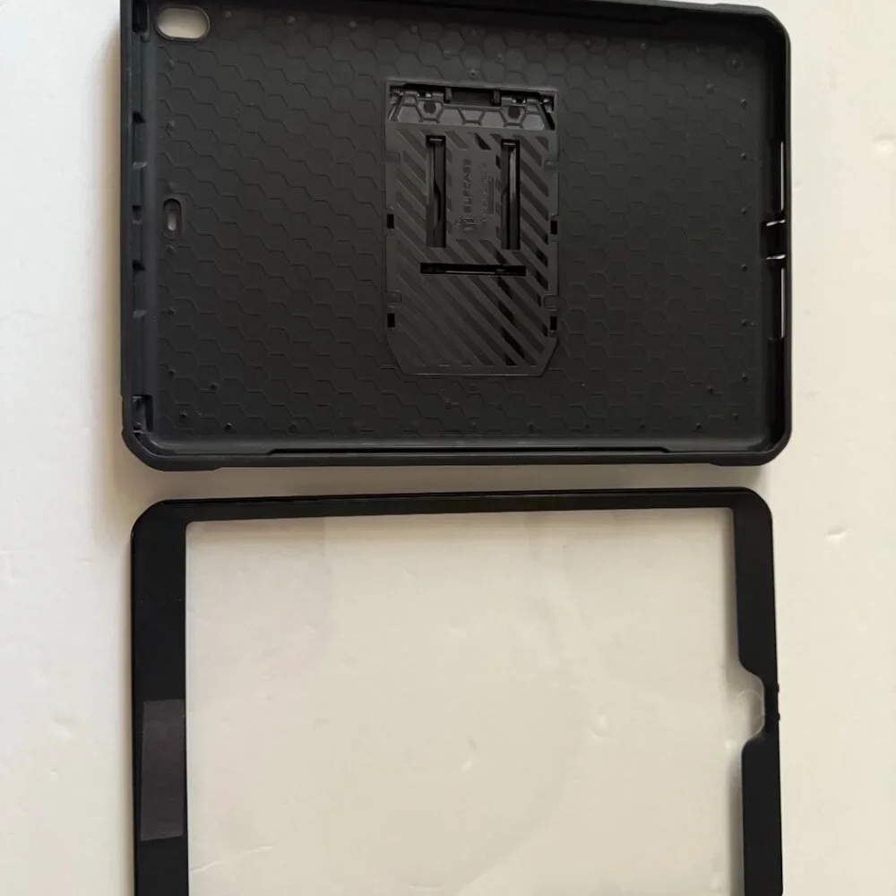 7th Generation iPad , 32GB Includes case